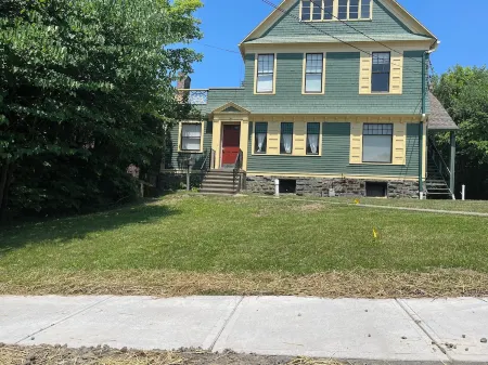 Charming 2-bedroom apartment with WiFi, AC in enchanting Ithaca Отели рядом с достопримечательностью «Водопады Итака»