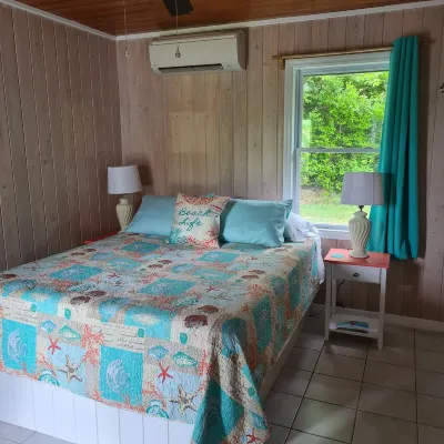 Beautiful home with wifi, tv, A/C, private dock, & backup generator power 埃爾博島附近的飯店