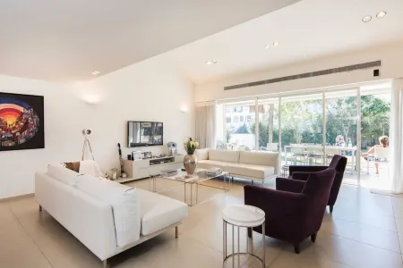 Luxury Ocean Villa with Heated Pool Отели в г. Герцлия