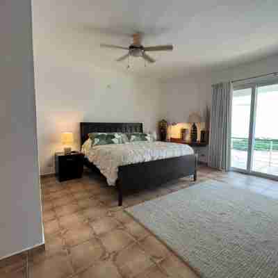 Spacious & quiet 3 BR Apt. with ocean view Rooms