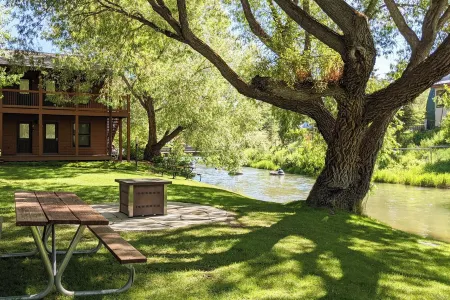 Modern Comfort in Prime Location: Stylishly Remodeled Condo Steps from Downtown Отели в г. Джексон