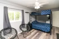 Cozy Lake Cumberland Retreat with hot tub, just above Jamestown Marina!