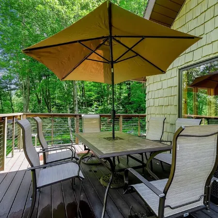 Ellicottville Chalet with beautiful storybook creek