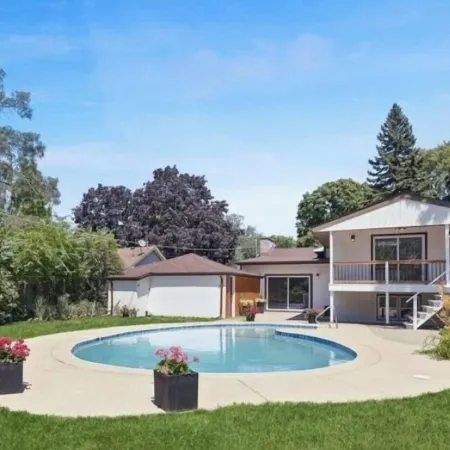 Family fun-house w/POOL & Game Room, 5 min from Airport and Rosement attractions