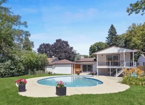 Family fun-house w/POOL & Game Room, 5 min from Airport and Rosement attractions
