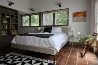 Modern home with Catskill views, guesthouse and heated pool near Chatham/Hudson