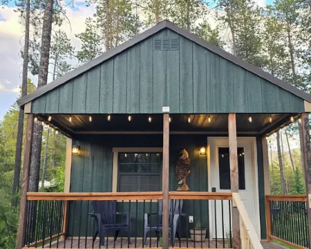 Eagle's Nest: a cozy cabin beneath the pines at Glacier Lodge Cabins Hotels in Coram