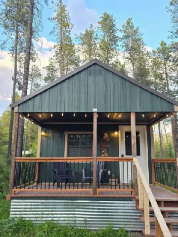 Eagle's Nest: a cozy cabin beneath the pines at Glacier Lodge Cabins