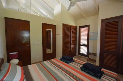 Spacious detached villa for 6 people on the beach of Blue Bay Curacao