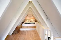 Cozy A-frame cabin 1/2 block from the gorgeous Sylvan Lake beach, parks & pubs