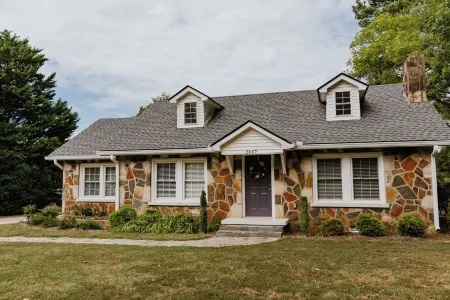 Minutes from downtown Clemson and boat landings on Kewoee and Hartwell Отели в г. Pickens County