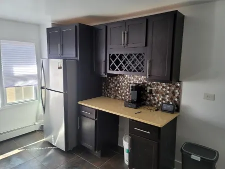 Spacious 3-bedroom, 2-bath condo, free parking/Oak Park Отели рядом с достопримечательностью «Frank Lloyd Wright Home and Studio»