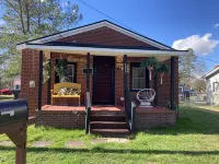 Updated bungalow with screened in porch  in rear. Hotels in Winterville