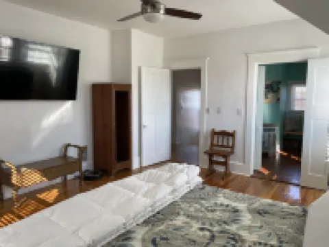 Cozy Craftsman Close to Everything