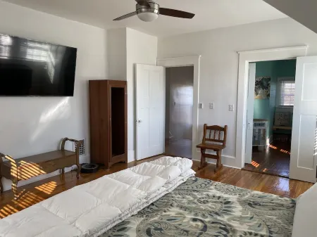 Cozy Craftsman Close to Everything