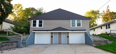 Super cute home located on a dead end street close to Lambeau Field Отели в г. Аллоез