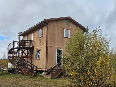 Charming 2-bedroom house just 12 miles from  airport with spectacular auroras.