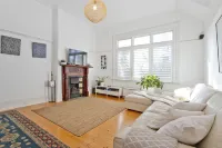 2BR home only 2 minutes from the beach Hotels in Manly