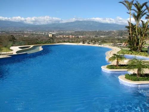 Chic 2-bedroom apartment with WiFi, balcony with mountain views pool in Río Oro Hotels in Rio Oro