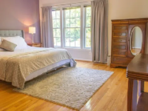 Divine Getaway- King Bed Master Suite Near DC Hotels in Mason