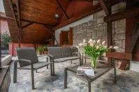 Private garden villa: serenity , private lush haven by the sea.