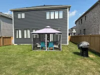 Beautiful newly built house, 10 mins drive away  from Niagara Falls &outlet mall Hotels in Thorold