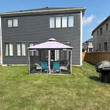 Beautiful newly built house, 10 mins drive away  from Niagara Falls &outlet mall