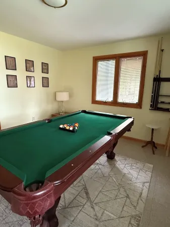 Lakefront Luxury Chalet: Igloo, Beach, Kayak, Private theatre, pets! Отели в г. Барнстед