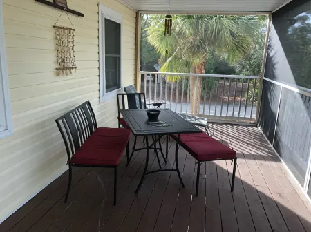 20% OFF NOV, Dog Friendly, POOL, w/Fenced Yard, Bay and Beach Access!