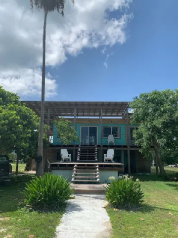Ocean view home on canal w/dock in South Bimini فنادق في 