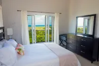 LaVue – Modern Condo w/ Queen Bed + Oceanview