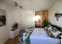 Prachtig Appartement met Zeezicht, Zwembad en Dakterras Hotels near Puerto Azul
