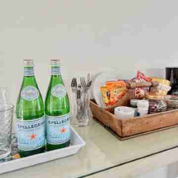 Petite Hillside Cottage on Private Estate w/Pool Dining/Meeting Rooms