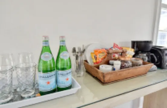 Petite Hillside Cottage on Private Estate w/Pool 戈韋諾港酒店