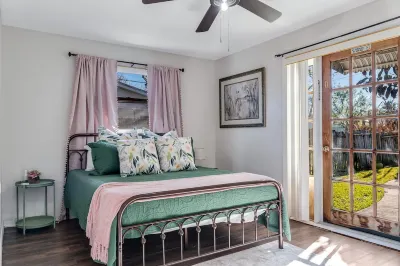 Beautiful Daytona Beach home with pool- 10 min from the  beach
