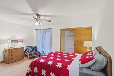 Spacious Home to Create Memories - access to Bay river and beaches Pine Tree Campground附近的飯店
