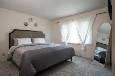 Spacious & Cozy ~ Mins to Downtown Hotels near Express Factory Outlet