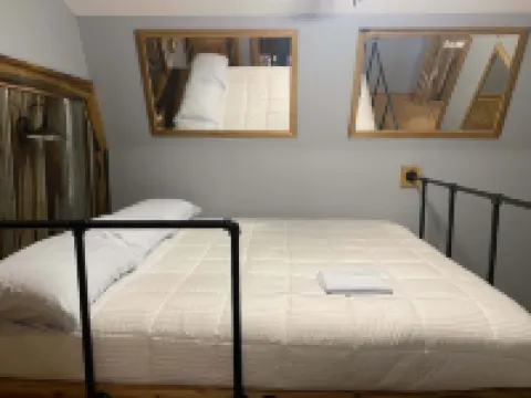 Cozy Cabin by the Creek