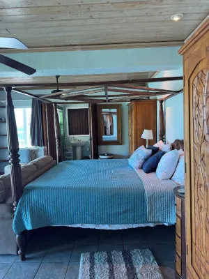 Folly View-Ocean sounds & views w/parking, full kitchen, A/C bedroom, Starlink Các khách sạn ở 
