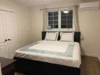 Beautiful Waterfront Cottage with Hot Tub in South Muskoka