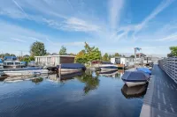Unieke en Moderne Water Villa in de Buurt van Schiphol en Amsterdam Hotels in Aalsmeer