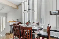 7 mins from your waterfront deck to downtown! Peaceful, private, roomy.