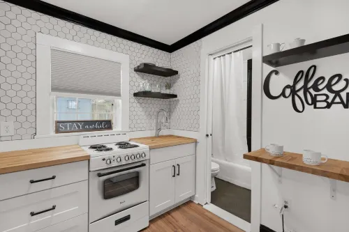 Cute little cottage located 2 blocks from the heart of Downtown Pensacola.