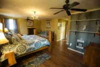 Climb On Inn-RRG- 3BD & 2BA - Outdoor Adventure Paradise- Pet Friendly -Cozy