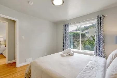 Upscale stylish entire 4B2B house with amazing views