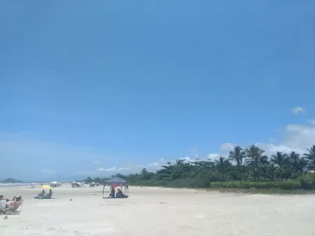 Beautiful house for 25 people, with swimming pool, feel the country air on the beach. Отели рядом с достопримечательностью «Foz do Rio Guaratuba»