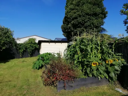 Well equipped, thoughtfully prepared and walking distance to town. Отели рядом с достопримечательностью «Петибридж Роуз Гарден»