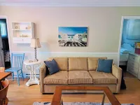 Sunset Pines Cottage Ipperwash ~ minutes to beach!