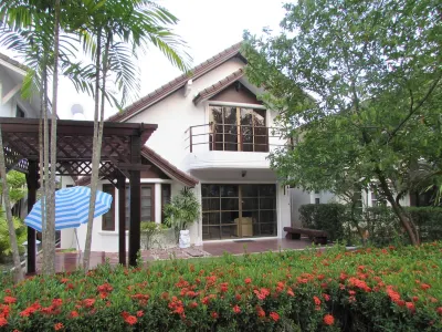 Idyllic beach villa C8 in the tropical garden beach in front of the door Hotell i Chakphong
