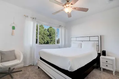 Modern 4Bd Family Condo (10mins to Downtown) Отели рядом с достопримечательностью «LAS PALMAS PARK»